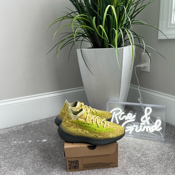 Yeezy 380 - Picture 3 of 5